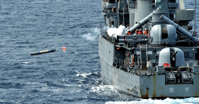 한국 포항급 초계함이 청상어 어뢰를 발사하고 있다.사진=한국해군