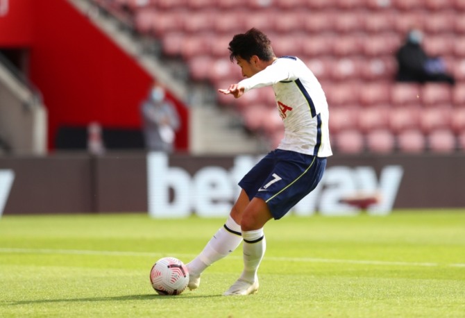 토트넘 홋스퍼 손흥민 선수가 20일(현지시간) 영국 사우샘프턴의 세인트 메리즈 스타디움에서 열린 2020-21시즌 잉글랜드 프리미어리그(EPL) 2라운드 사우샘프턴과의 경기 후반 3번째 골을 넣고 있다.  사진=AP/뉴시스