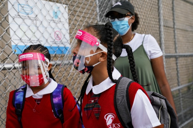 미국 뉴욕의 한 사립학교 아이들이 코로나19 확산을 막기 위해 마스크를 착용하고 있다. AP/뉴시스