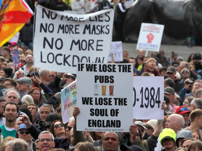 26일(현지시간) 영국 런던 트래펄가 광장에서 수천 명의 시민이 코로나19 관련 제한 조치를 철폐하라고 항의하는 '우리는 동의할 수 없다' 시위를 벌이고 있다.  AP/뉴시스