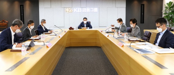 KB금융그룹이 25일 여의도 본점에서 ESG위원회 회의를 열고 있다. 사진=KB금융그룹