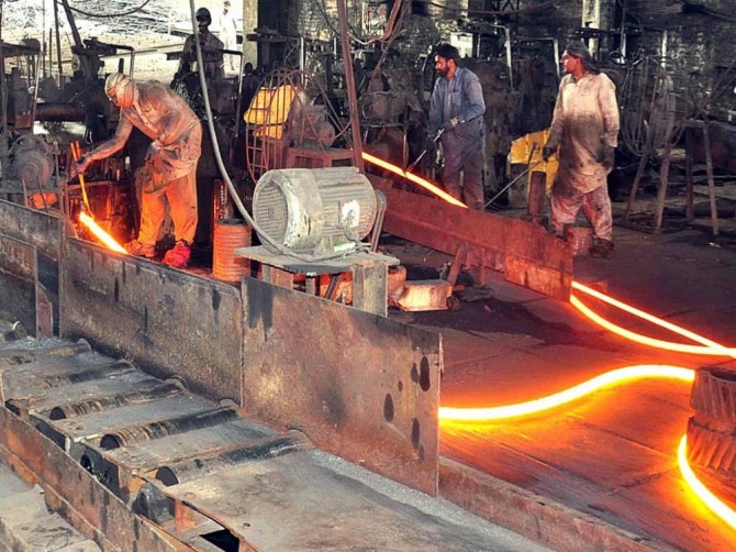 작업자들이 파키스탄 제철소 PSM에서 일에 몰두하고 있다. 사진=로이터