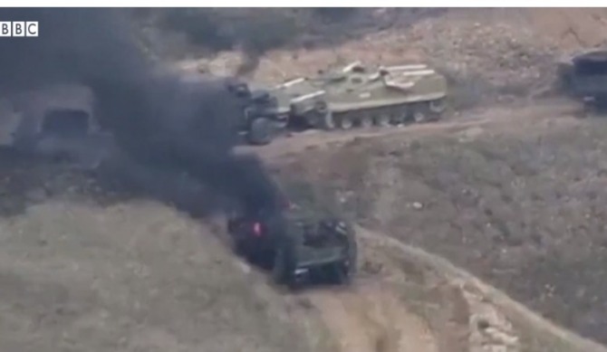 남코카서스 국가인 아제르바이잔과 아르메니아가 27일 분쟁지역인 나고르노카라바흐지역에서 무력 충돌을 빚었다. 전차와 트럭들이 불타하고 있다. 사진=BBC캡쳐