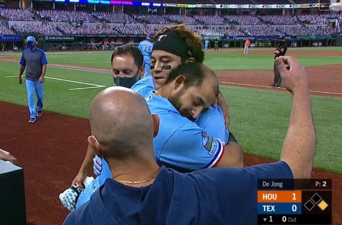 28일(한국시간) 미국 텍사스주 알링턴의 글로브라이프필드에서 열린 휴스턴 애스트로스와 경기에서 마지막 타석을 마치고 더그아웃으로 들어오는 추신수(텍사스 레인저스)를 동료선수 오도(Odor)가 감사의 포옹을 하고 있다. 사진=MLB 홈페이지 동영상 캡처