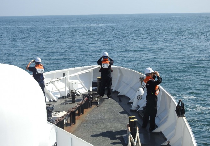 해경이 28일 소청도 인근 해상에서 해앙수산부 공무원 북한 총격 사망 사고와 관련, 수색작업을 벌이고 있다. 뉴시스