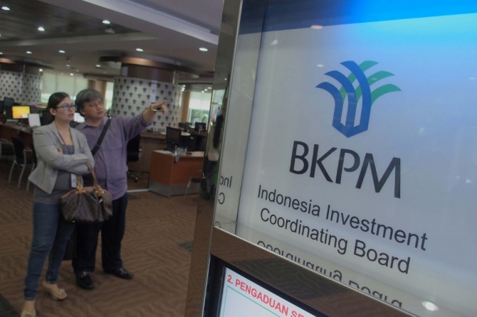 인도네시아 투자 조정위원회(BKPM) 방문객들은 자카르타에있는 Investment Coordinating Board의 원스톱 통합 서비스에서 대화를 나누고 있다. 사진 출처=thejakartapost