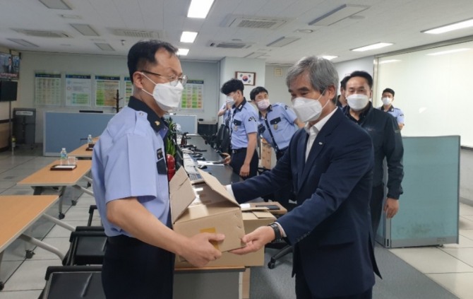 부산항만공사 남기찬 사장(오른쪽)이 28일 부산항보안공사를 방문해 추석 물품을 전달하고 있다. 사진=부산항만공사