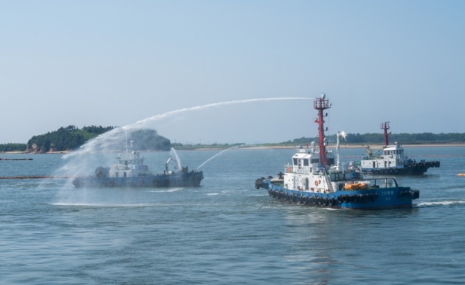 한국해양환경공단이 추석 연휴기간을 해양오염사고 대비 특별기간으로 정하고 해상훈련을 하고 있다. 사진=해양환경공단