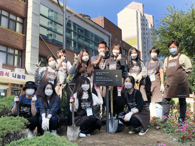 9월 27일 경기도 성남시 서현초등학교에서 3호 애경 숲 만들기에 참여한 AK플라자 임직원들과 대학생 서포터즈가 기념 촬영을 하고 있다. 사진=AK플라자