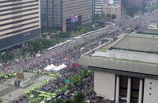 지난 8월15일 광복절을 맞아 서울 종로구 광화문광장 일대에서 보수단체와 시민들이 동참한 대규모 집회가 진행됐다. 사진=뉴시스