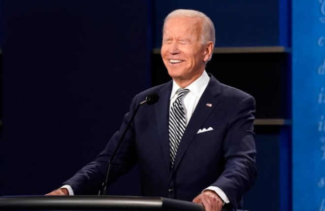 조 바이든 미국 민주당 대선 후보가 29일(현지시간) 미 오하이오주 클리블랜드에서 열린 도널드 트럼프 대통령과의 대선 1차 TV 토론 중 웃음 짓고 있다. 사진=뉴시스