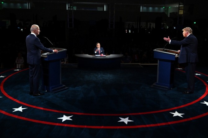 도널드 트럼프(오른쪽) 미국 대통령과 조 바이든 민주당 대선 후보가 29일(현지시간) 미 오하이오주 클리블랜드에서 열린 제1차 TV 토론에 참석하고 있다. 사진=뉴시스