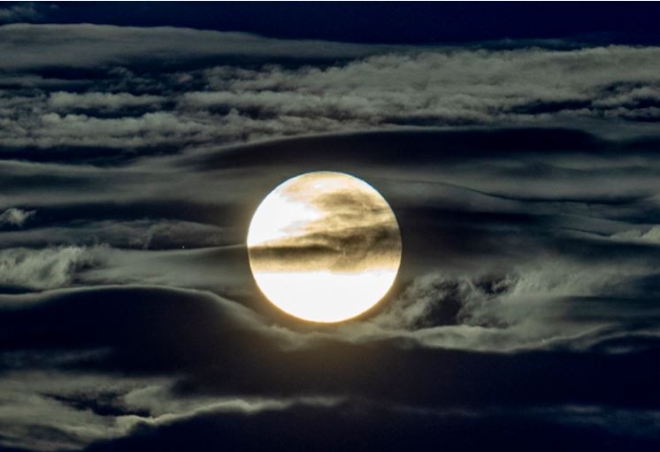 구름에 둘러싸인 보름달. 사진=뉴시스
