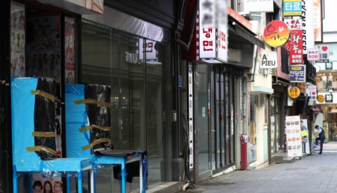 코로나19 재확산으로 사회적 거리두기 2.5단계 시행 중인 지난 9월 8일 서울 명동의 소상공인 가게들이 폐업한 상태로 방치돼 있다. 사진=뉴시스