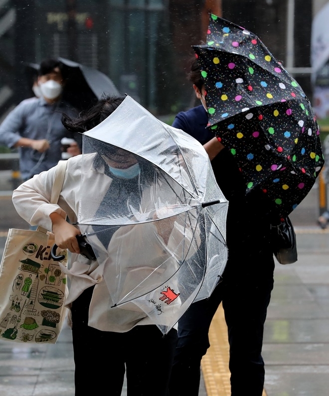 개천절인 내일(3일)은 오전 중 전국 곳곳에 빗방울이 떨어지겠다. 사진=글로벌이코노믹DB