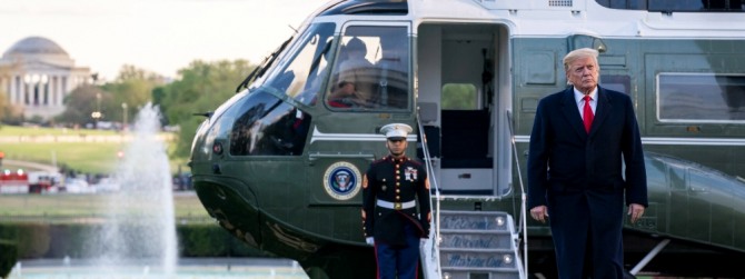 도널드 트럼프 대통령이 전용 헬기에서 내리고 있다. 사진=백악관 홈페이지 캡처