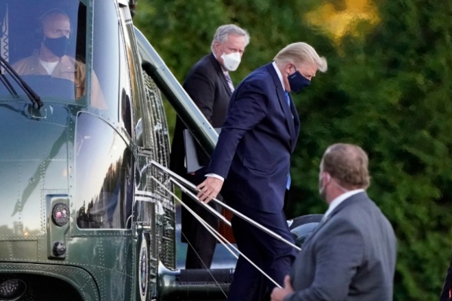 코로나19 확진 판정을 받은 도널드 트럼프 미국 대통령이 2일(현지시간) 전용 헬기를 이용해 메릴랜드주 월터 리드 군병원 인근에 도착하고 있다. 사진=뉴시스 