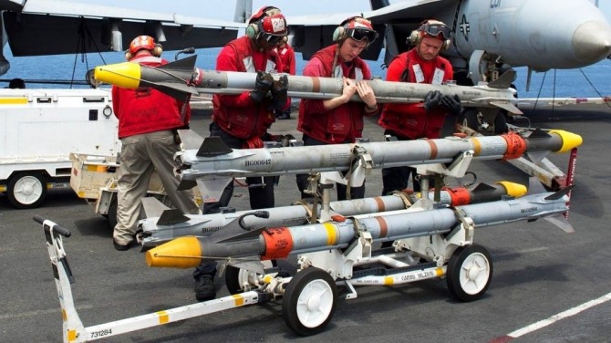 미해군 병기사들이 AIM-9X 블록2 단거리 공대공 미사일을 전투기에 장착하기 위해 옮기고 있다.사진=미해군