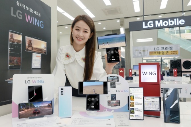 LG전자가 전략 스마트폰 LG 윙(LG WING)을  오는 6일 한국과 15일 미국 시장에 출시한다. 모델이 LG 윙을 소개하고 있다. 사진=LG전자