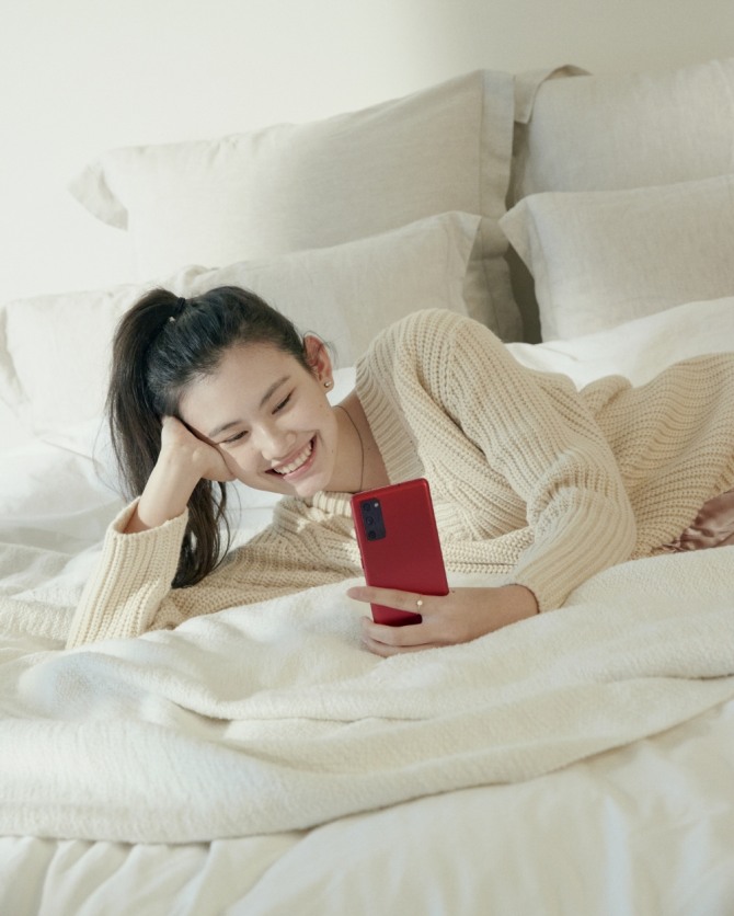 모델이 삼성 갤럭시 S20 FE를 사용하고 있다. 사진=삼성전자