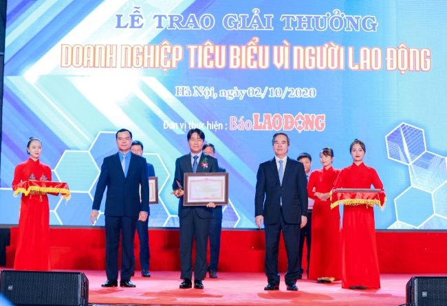 삼성전자 관계자가 응우옌 쑤언 푹 베트남 총리 표창장을 수상하고 있다. 사진=뉴시스