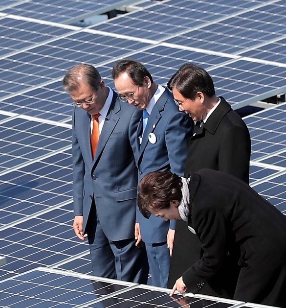 문재인 대통령(왼쪽 첫번째)이 지난 2018년 10월전북 군산시 유수지 수상태양광부지에서 열린 '새만금 재생에너지 비전 선포식'에서 행사를 마치고 수상태양광 시설을 돌아보고 있다. 사진=뉴시스