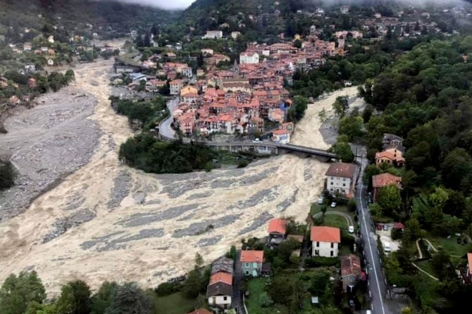 3일 프랑스 넘부 베쥬베 지역의 불어난 강물이 마을을 덮치고 있다.  AP/뉴시스