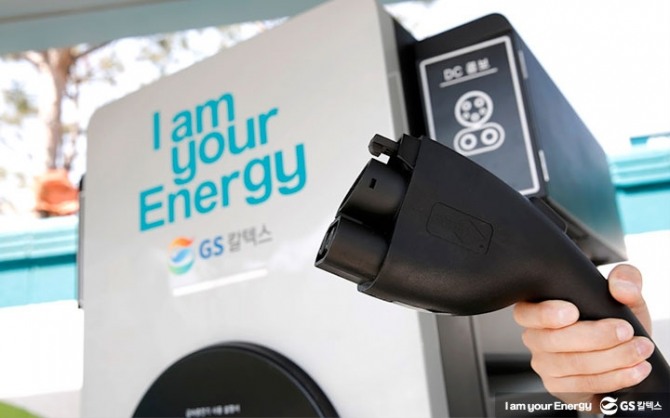 GS칼텍스는 100kW 전기차 급속충전기를 현재 46기에서 오는 2022년 160개 수준으로 대폭 늘려 전기차 관련 사업에서 확실한 주도권을 잡겠다는 전략을 세우고 있다.  사진=GS칼텍스 제공