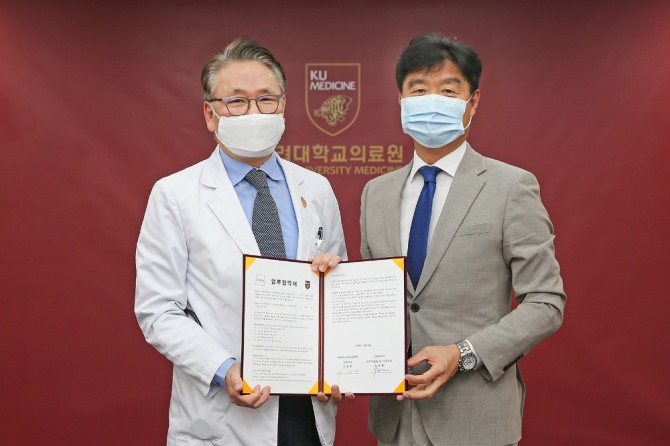 고려대의료원 김영훈 의료원장(왼쪽)과 세마스포츠마케팅 이성환 대표가 스포츠의학과 관련된 공동연구를 위한 MOU를 체결했다. 사진=고려대의료원