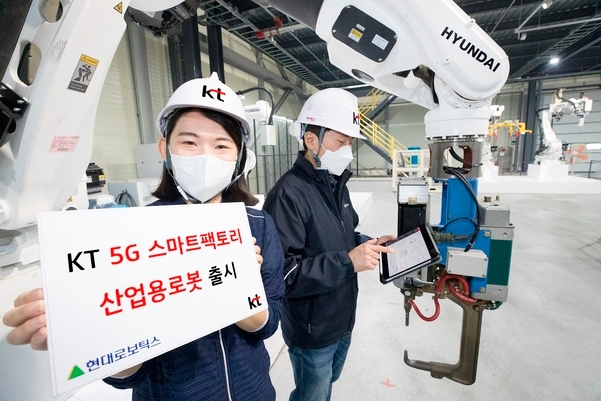 직원들이 경기도 광주에 위치한 현대로보틱스 쇼룸에서 KT 5G 스마트팩토리 산업용로봇을 소개하고 있다. 사진=KT 