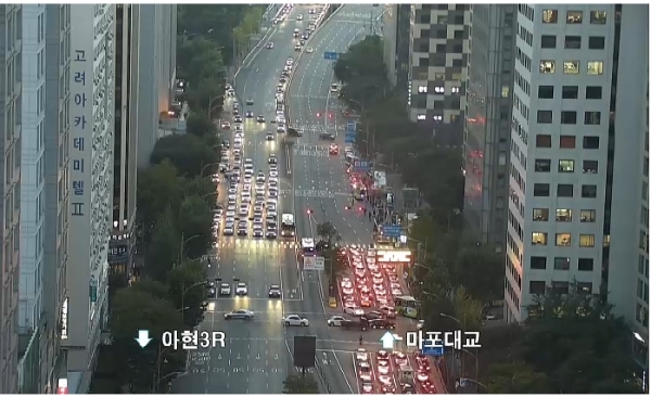  6일 오후 4시55분께 서울 마포구 마포역 인근 주상복합 건물 지하 1층 상가에서 불이 나 5호선 열차가 마포역을 양방향 무정차 통과하고 있는 것으로 파악됐다.  사진 = 서울시 교통정보 시스템 갈무리, 뉴시스