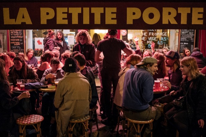 5일(현지시간) 프랑스 파리의 한 술집 테라스에서 사람들이 모여 음주를 즐기고 있다. AP/뉴시스