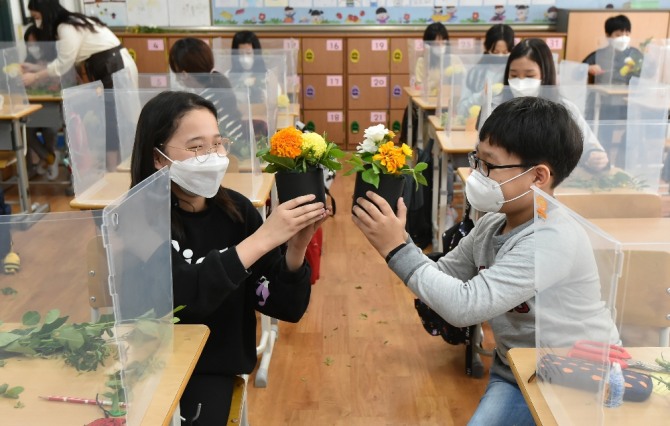 7일 경기 안양남초등학교에서 학생들이 꽃꽂이 수업에 참여하고 있다. 사진=뉴시스