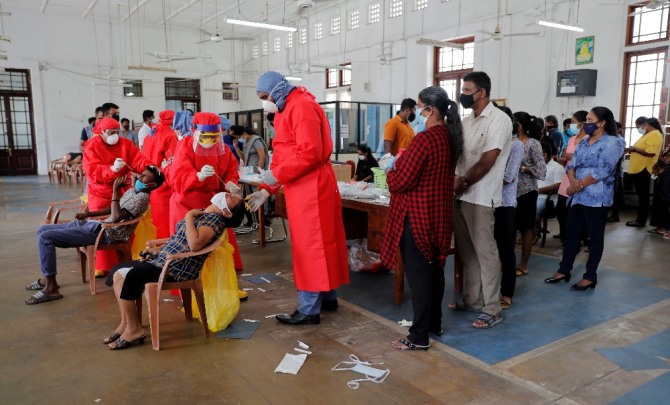 스리랑카 보건 당국이 7일(현지시간) 수도 콜롬보시의회 직원을 대상으로 코로나19 검사를 하고 있다. AP/뉴시스