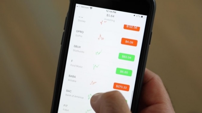 무료 앱 로빈후드가 등장하고 연초 코로나19로 인해 주가가 급락함에 따라 초보 투자자 1300만 명이 주식시장에 유입된 것으로 나타났다. 사진=CNBC