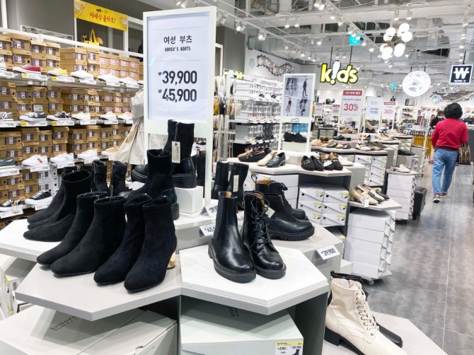 타임스퀘어는 슈펜을 포함한 신발 브랜드의 가을 신제품을 최대 40% 싸게 판매한다. 사진=타임스퀘어