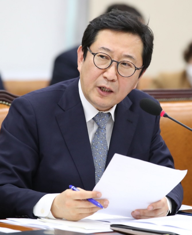 김한정 더불어민주당 의원은 금융지주 회장의 임기를 제한하는 법안을 추진하고 있다. 사진=뉴시스