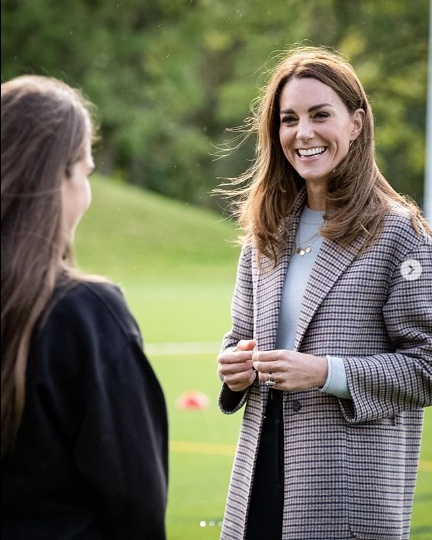 영국 케이트 미들턴(Kate Middleton) 케임브리지 공작부인이 세련된 가을 패션으로 최근 더비대학교를 방문중인 모습이 포착됐다. 사진=kensingtonroyal 공식 인스타그램 캡처 