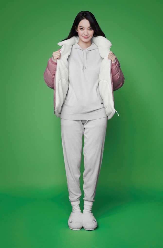 노스페이스 홍보대사 신민아가 신제품 '캐시미어 컬렉션'을 착용한 모습. 사진=영원아웃도어