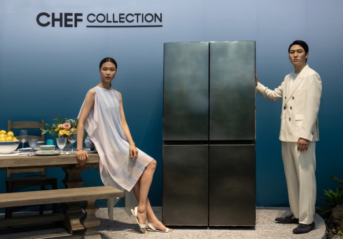 삼성전자 모델이 서울 성수동에 마련된 체험존에서 '뉴 셰프컬렉션' 냉장고를 소개하고 있다. 사진=삼성전자 제공