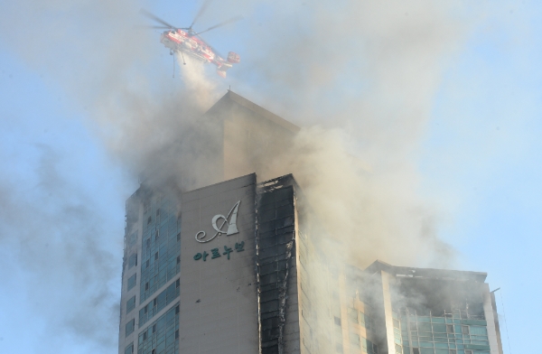 지난 8일 오후 11시 7분께 울산시 남구 신정동의 한 33층짜리 주상복합 아파트에서 큰 불이 발생, 소방헬기가 진화작업을 하고 있다. 사진=뉴시스