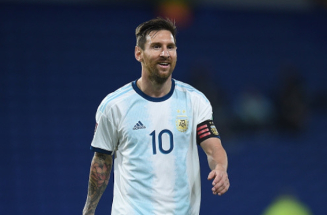 아르헨티나 대표팀 리오넬 메시(사진)가 현지시각 8일 열린 2022 카타르월드컵 남미예선 에콰도르와의 경기에서 결승 골을 넣고 기뻐하고 있다.