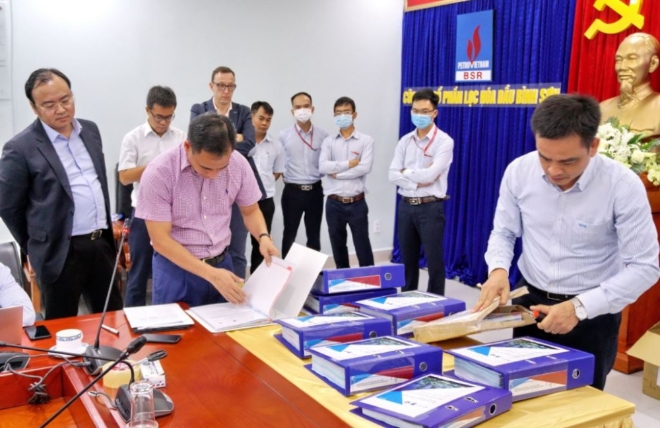베트남 빈손정유주식회사(BSR) 관계자들이 지난 7일 개최된 '중꽛 정유공장 프로젝트' 입찰 개회식에서 건설사들이 제출한 입찰제안서를 개봉하고 있다. 사진=BSR