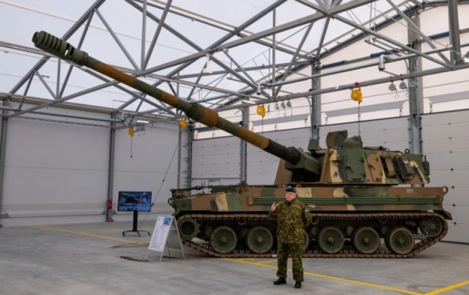 에스토니아 군 관계자가 에스토니아에 도착한 , K9 자주포 제원과 성능을 설명하고 있다. 사진=디펜스블로그