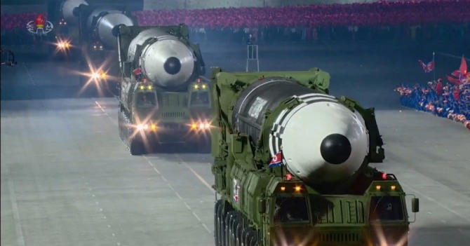 북한 조선중앙TV가 10일 오후 방송한 노동당 창건 75주년 경축 열병식에서 신형 대륙간탄도미사일(ICBM)이 공개되고 있다. 뉴시스