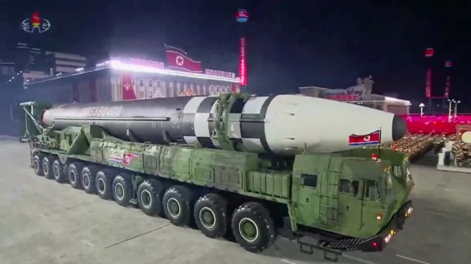 북한이 10일 공개한 신형 대륙간탄도미사일(ICBM)과 발사차량(TEL). 사진=조선중앙통신