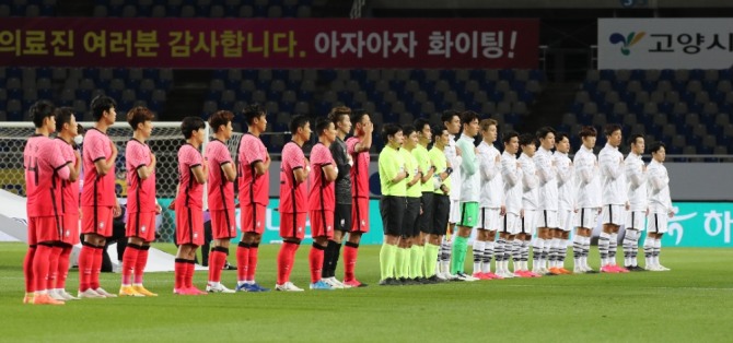 대한민국 축구 대표팀과 올림픽 대표팀의 평가전이 열린 지난 9일 오후 경기도 고양시 고양 종합운동장에서 양침 선수들이 국기에 대한 경례를 하고 있다.사진=뉴시스