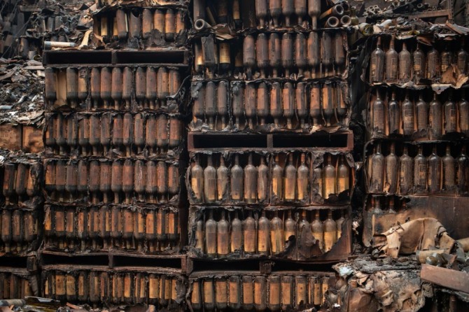 지난달 29일(현지시간) 미국 최대 포도주 생산지 나파밸리의 유명 양조장 카스텔로 디 아마로소를 화마가 휩쓸고 간 뒤의 모습. 손님들을 맞기 위해 준비된 포도주병들이 불에 타 흉측한 모습이다. 사진=로이터