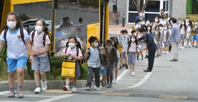 서울시교육청은 유·초·중·고 학교밀집도를 3분의 2로 완화하고, 초등학교 1학년의 매일 등교와 중학교 1학년의 등교수업을 확대한다. 사진=뉴시스