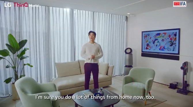가수 헨리가 영상을 통해 LG전자 스마트홈 쇼룸 ‘LG 씽큐 홈(LG ThinQ Home)’을 소개하고 있다. 사진=LG전자 유튜브 